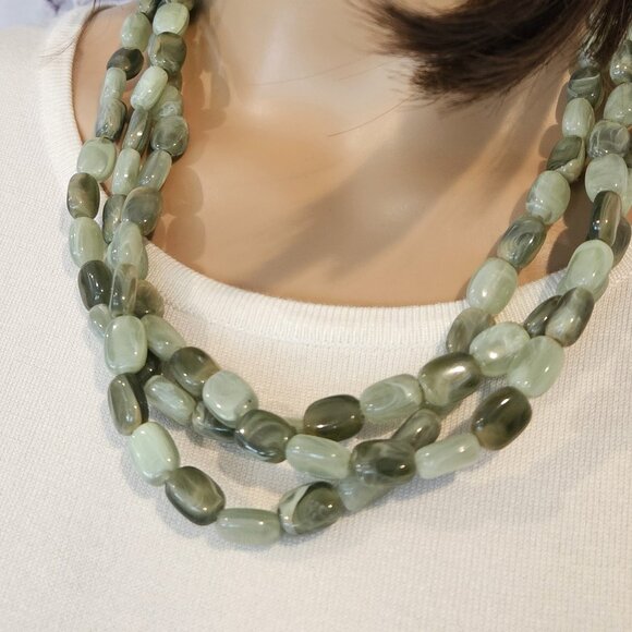 STATEMENT NECKLACE - Jade-like with 3 strands, clasp - Picture 4 of 4